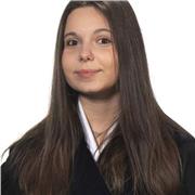 Estudiante internacional da clase de ingles